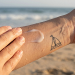 Tatuaggi al sole: sai come proteggerli?